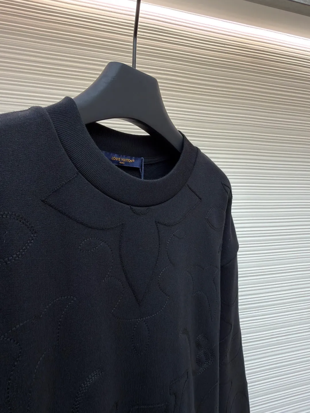 LOUIS VUITTON fully embroidered large flower sweatshirt ●Original version: Purchased and developed for 18500 ●Item number: 1680970-A85 ●Material: 100% cotton jersey fabric ●Technology: Fleece shearing ●Version: Fitted version ●Weight: about 635 grams ●Size: XS-S-M-L ●Description: The fabric is made of 32s double-ply cotton jersey. The finished cloth weighs 330g. The embryo is dyed and subjected to the fleece shearing process. After washing, the finished cloth is shaped and matched with a 20s double-yarn flat machine to weave ribs. A domestic high-speed small towel machine is used for embroidery. The machine locks a single head and large-size positioning flowers are embroidered on the front and back. The overall wiring is straight and delicate, the fabric is comfortable and soft, and the color is consistent without color difference. It can be matched with the same style to create a fashionable look and control various occasions. Customized accessories, complete with three standards, same style for men and women!